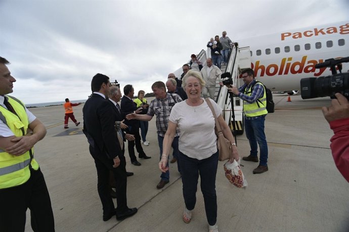 Un total de 180 turistas de Edimburgo aterrizan en el aeropuerto de Almería.