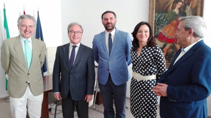 Fernández (centro) con los empresarios y responsables de la Junta en Córdoba