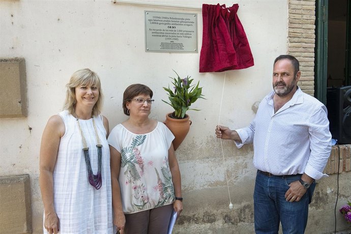 La consejera Ollo, con el alcalde de Roncal y la directora del centro escolar.