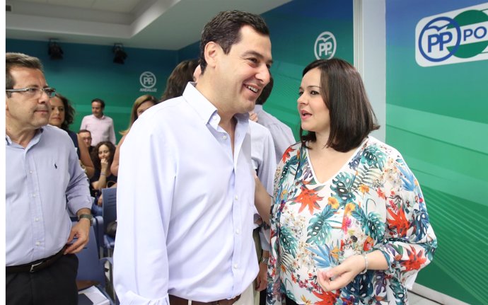 Juanma Moreno y Virgina Pérez en la sede del PP-A