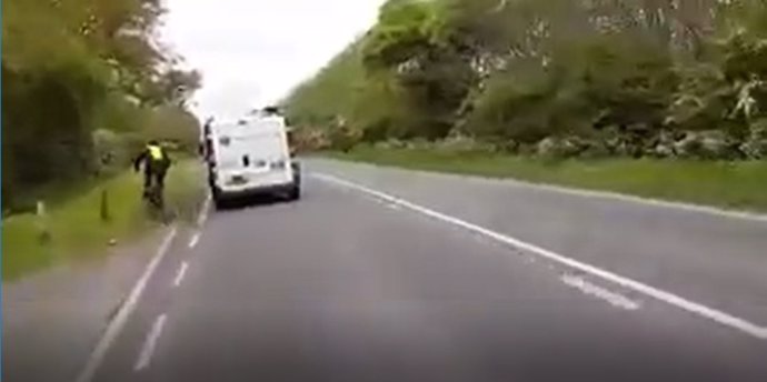 El conductor de una furgoneta saca de la carretera a un ciclista