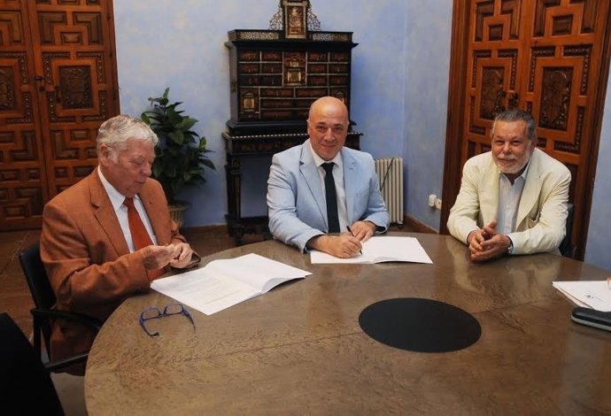 Ruiz (centro) y Cosano (izda.) durante la firma