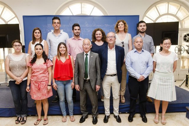 Los once nuevos empleados públicos han tomado posesión de sus puestos.