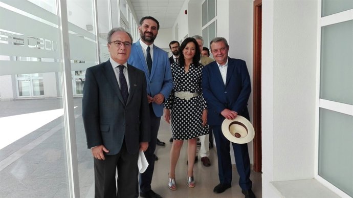 Fernández (2º izda.) con Díaz (izda.) y responsables de la Junta en Córdoba