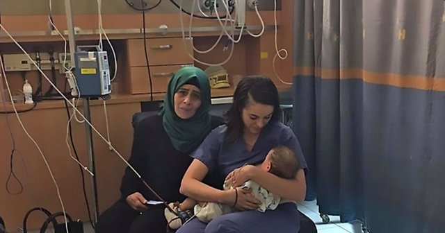 Una enfermera judía amamanta a bebé de una palestina herida en accidente