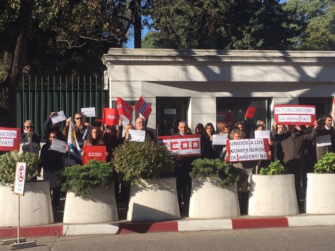 Concentración en la Embajada de España en Uruguay