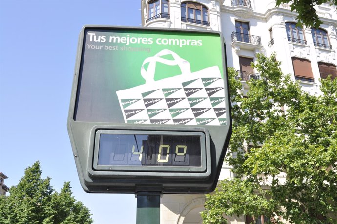 Imagen de un termómetro público en el centro de Zaragoza.