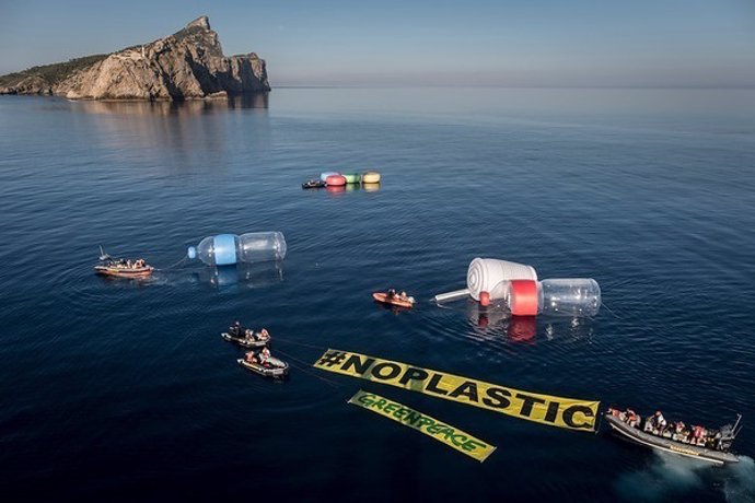 Greenpeace objetos gigantes Mediterráneo