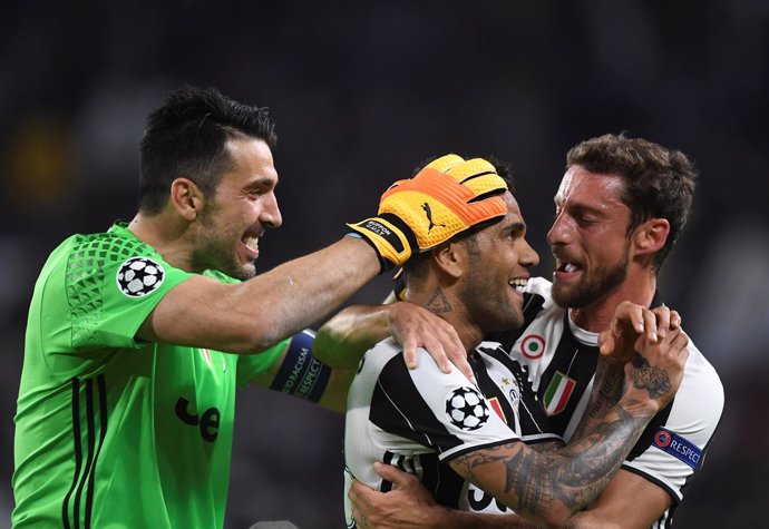 Buffon y Alves celebran un gol de la Juventus