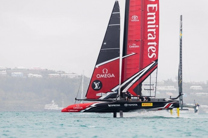 El Emirates Team New Zealand navegando en Bermuda