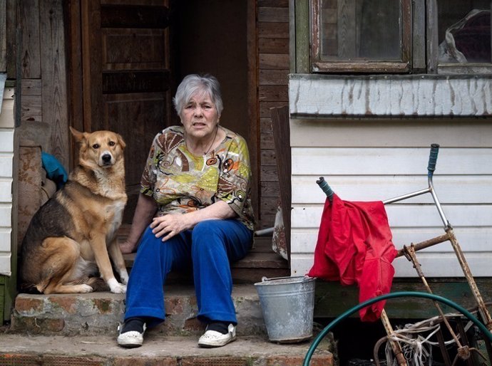 Mujer pobre, indigente, mascota, perro