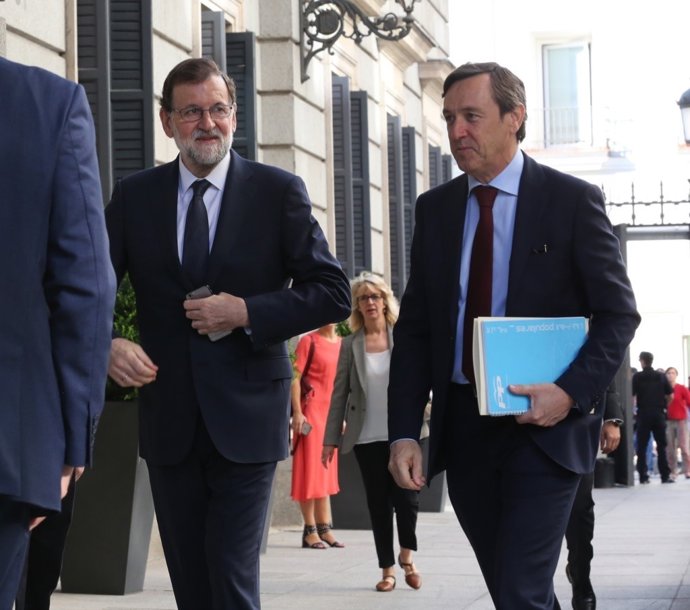 Rajoy i Rafael Hernando a la seva arribada al Congrés al debat de la moció