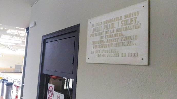 Placa conmemorativa de la inauguración del polideportivo de la Seu d'Urgell