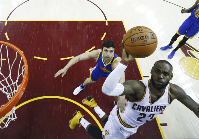 Cleveland Cavaliers LeBron James Golden State Warriors Zaza Pachulia
