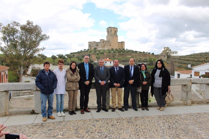 Alcalde (centro) en una visita a Belalcázar el pasado marzo, ante el castillo