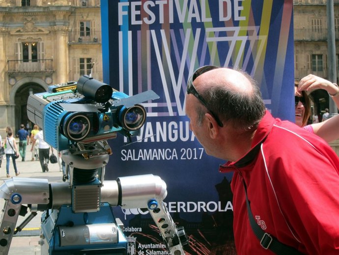  El Robot Orión En La Plaza Mayor De Salamanca.                            