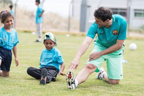 La Fundación FC Barcelona y ACNUR lanzan la campaña '#SignAndPass' para ayudar a