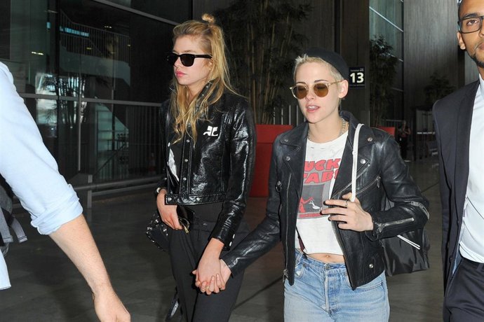 Kristen Stewart y Stella Maxwell en el aeropuerto de Paris