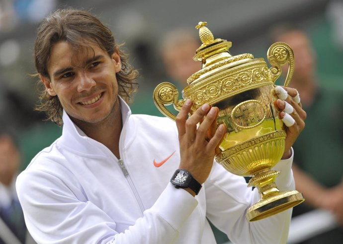 Rafa Nadal Con Su Trofeo De Wimbledon 2010