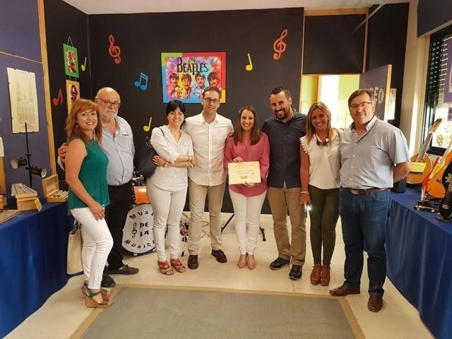 Ruiz (centro) durante su visita al centro educativo