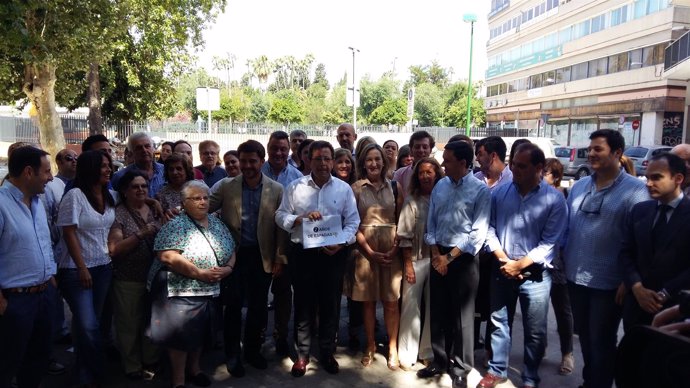 Alberto Díaz con sus ediles y miembros de su equipo.