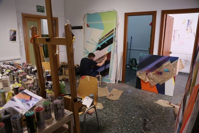 El becado de la Fundación Viana, Gonzalo Fuentes, trabaja en una obra