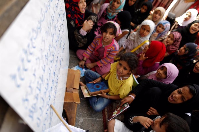 Niños aprenden en Corán en una escuela de Saná durante el Ramadán
