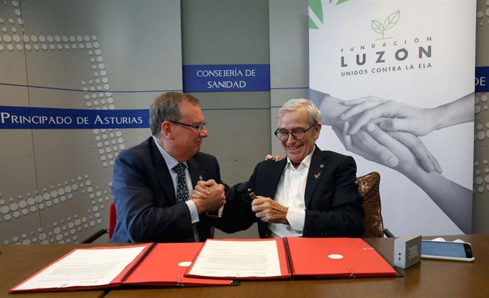 Del Busto (izquierda) y Luzón (derecha), tras la firma del convenio. 