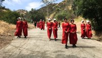 VÍDEO: The Handmaid's Tale celebra su final con un inquietante desfile de criadas