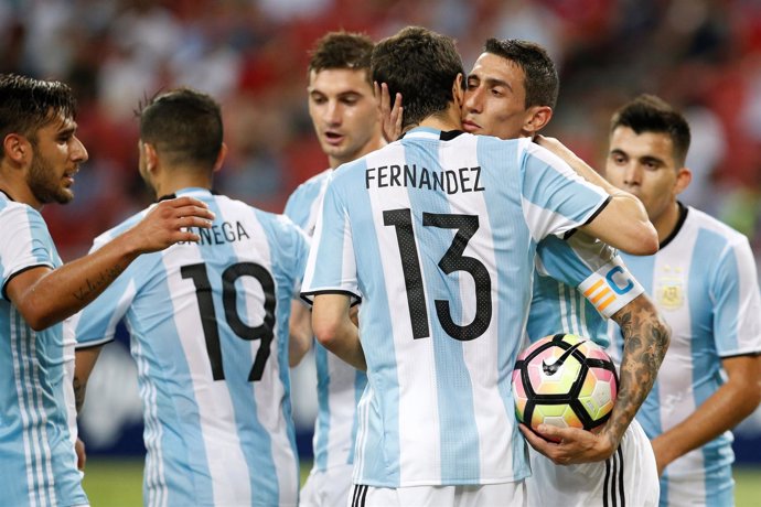 Los jugadores de la selección argentina celebran el gol de Di María