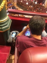El alcalde de A Coruña, 'pillado' en el Congreso jugando con su tablet mientras hablaba Irene Montero en la moción