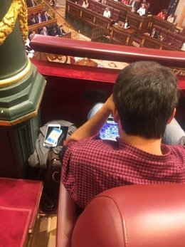 El alcalde de A Coruña, jugando con su tablet en el Congreso