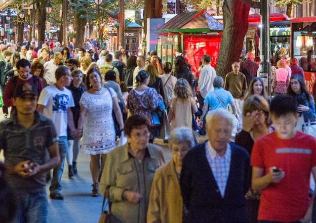 Peatones en la calle Gran Vía de Don Diego , población vasca