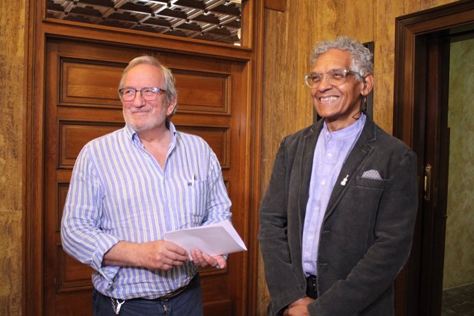 El concejal de Cultura Jesúa Bárez y el autor Josel Francisco Rosell