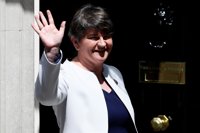 May y Foster mantienen una "productiva" reunión como parte de las negociaciones para formar gobierno