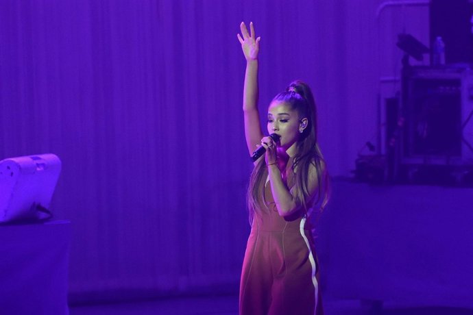 Ariana Grande cantando