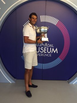 Rafael Nadal posa con su décimo Roland Garros en el Museo que lleva su nombre