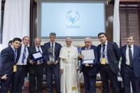 El Atlético de Madrid entrega la copa "Compromisos por La Paz" al Papa Francisco