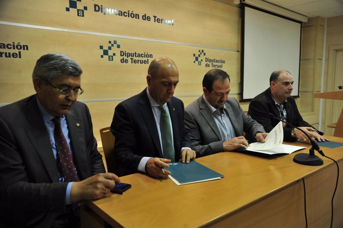 Acto de firma del convenio de la Diputación de Teruel y Caja Rural.