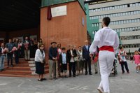 Barakaldo coloca en la Herriko Plaza una placa en homenaje a las víctimas de la Guerra Civil