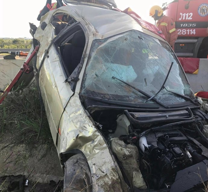 Rescatan a un hombre atrapado en un coche tras un accidente en la AP-7