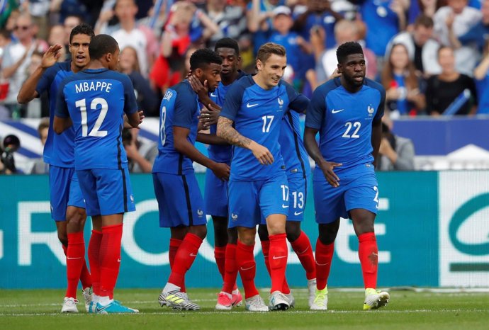 La selección francesa celebra un gol en un partido en Saint Denis