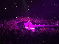 Ariana Grande protagoniza un enérgico concierto en el Palau Sant Jordi