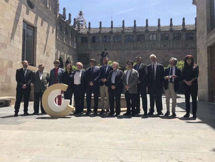 Foto de familia del presidente C.Puigdemont con los Premis Nacionals de Cultura