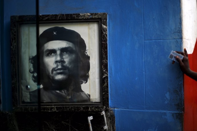 An image of the late revolutionary hero Ernesto "Che" Guevara is seen in a gate 