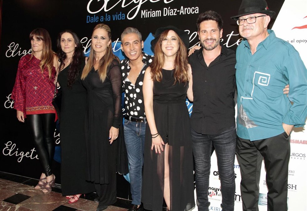 Miriam Díaz Aroca y el elenco de artistas/ 