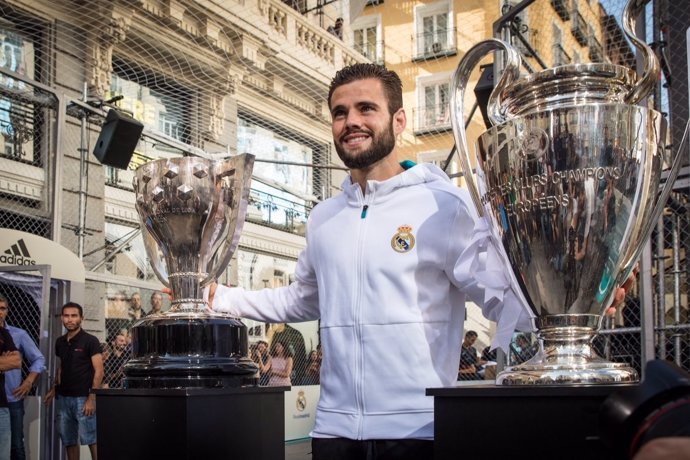 Nacho Fernández con los trofeos de Liga y Champions