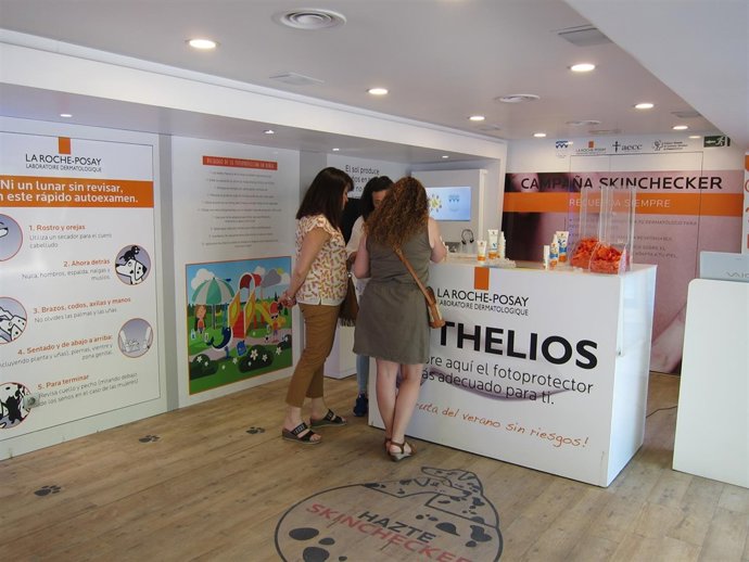 Valladolid: interior del bús de la campaña 'Skinchecker                    