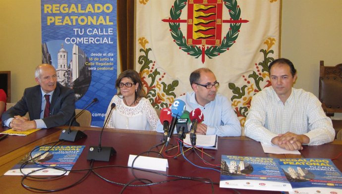Luis Vélez, segundo por la derecha, junto a representantes del comercio