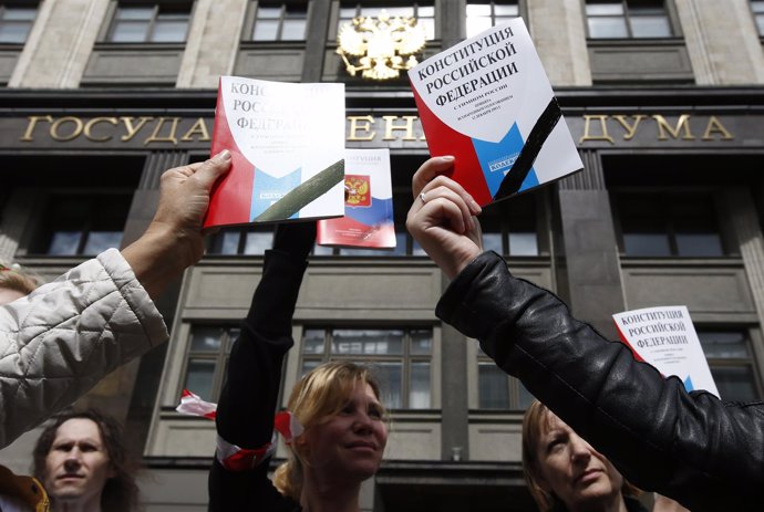 Manifestantes en Moscú exhibiendo ejemplares de la Constitución ante la Duma
